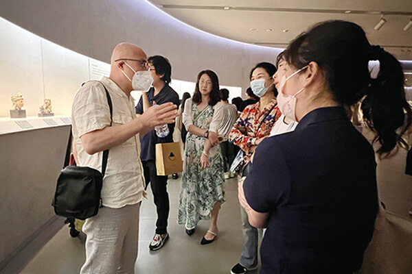 中央美术学院雕塑系特聘教授王曜以中国绘画、书法、器物及建筑，带领观众体会传统造像的神韵与高度。