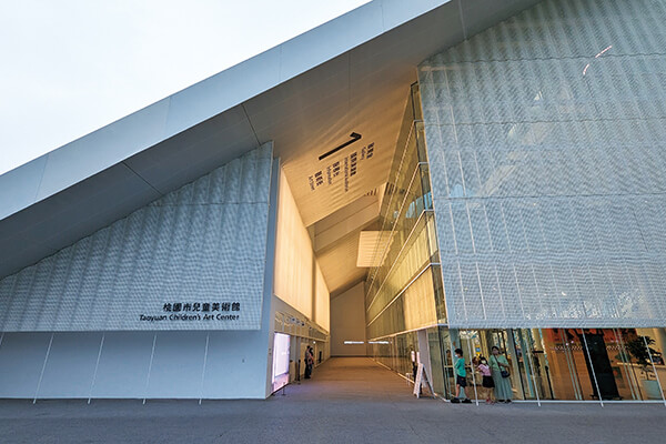 「艺术山丘」大斜面屋顶，让访客能沿着Z字型步道抵达室外景观露台。