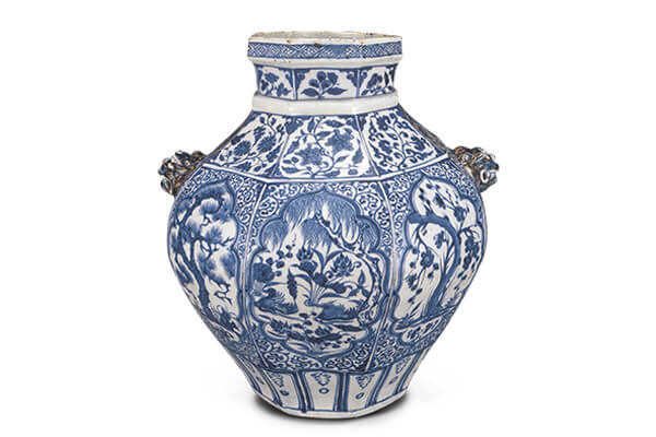 元代．青花开光莲禽纹双狮耳大罐+此器体型硕大，表面配合八棱造型绘画松、梅、柳、灵芝及莲塘鸳鸯等中国式的纹样。（图二）+图片来源：《元青花》，页54。