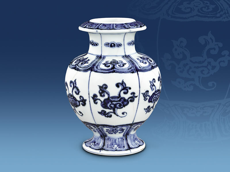 明宣德+青花折枝灵芝纹尊式瓶+高18.5公分／震旦博物馆提供