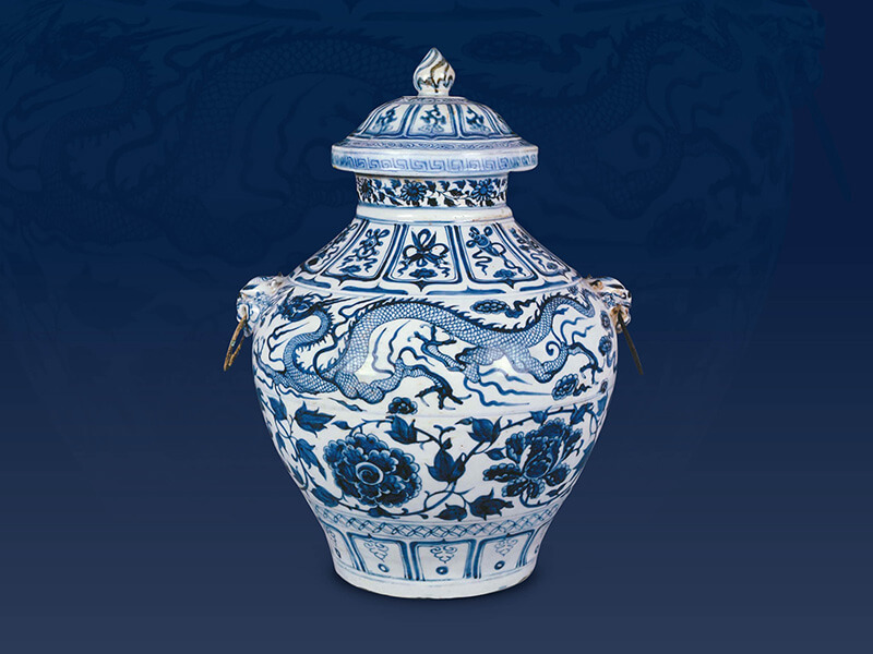 此器形体硕大，表面布满多层纹饰，罐身两侧附加兽面衔环器耳，呈现浑厚饱满的风格。（图一）+图片来源：《幽蓝神彩》，页179。