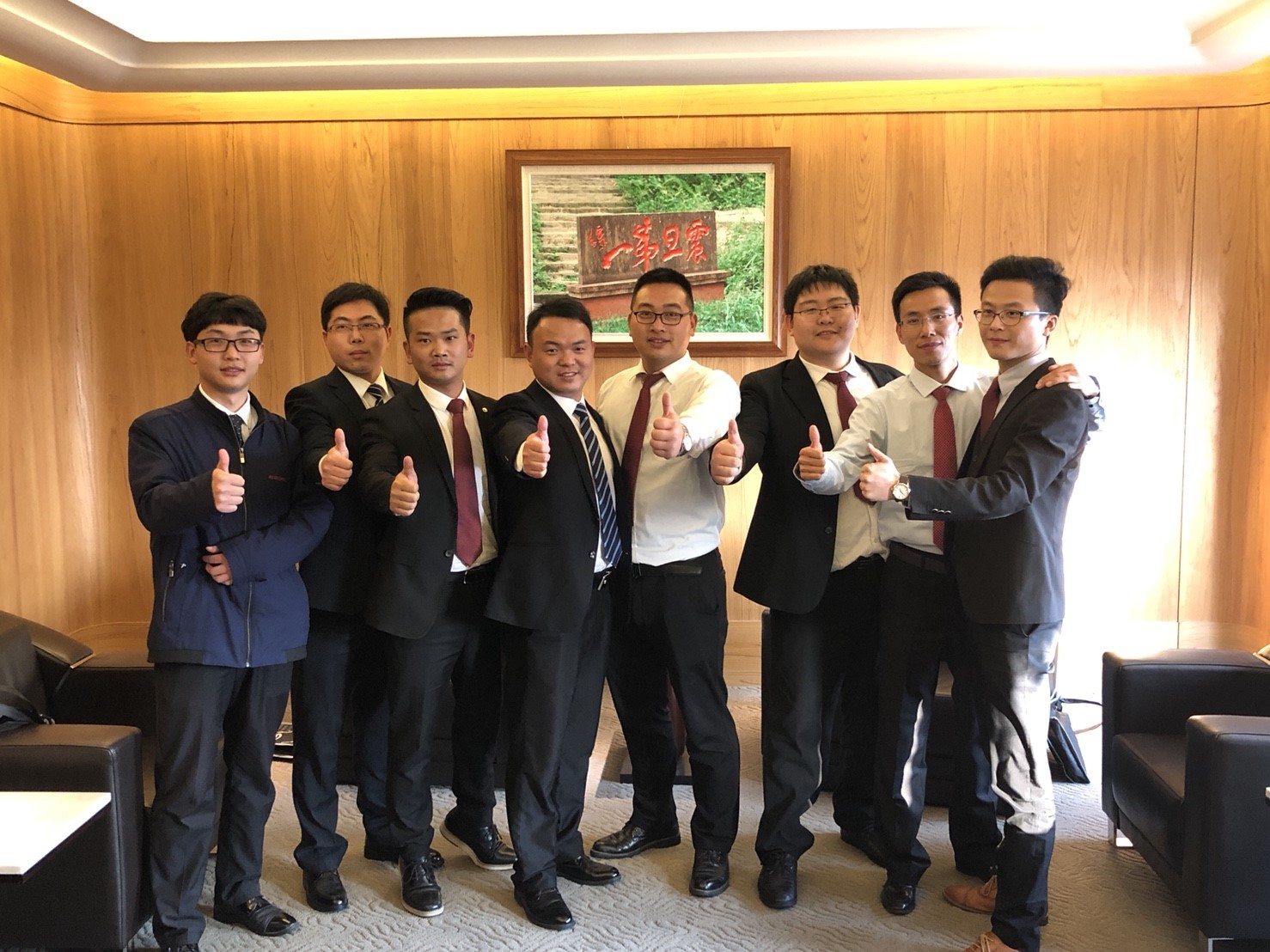 TOP们与震旦第一合照