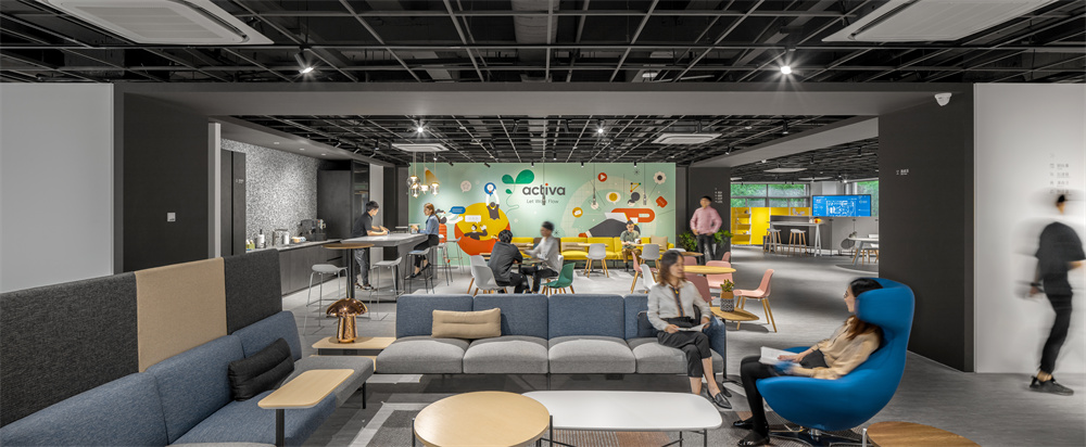震旦Activa Lab灵动办公解决方案揭示未来办公将趋向更轻松、灵动的场景，以此激发团队合作思考。