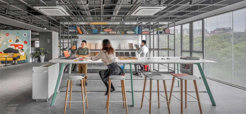 吧台形式的会议桌传递亲和力，鼓励同仁主动协作。