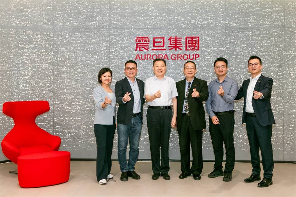 8月14日，中国家具协会理事长徐祥楠（左三）和震旦家具创新中心总经理高曰菖（左二）、震旦家具产业总经理廖登熙（右三）、北京事业部副总经理麻书敏（右一）、品牌推广部总监王玉治（左一）在北京展厅合影。