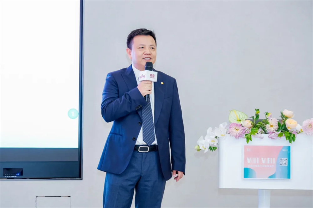 震旦家具销售群总经理刘建伟先生代表主办方震旦致欢迎词