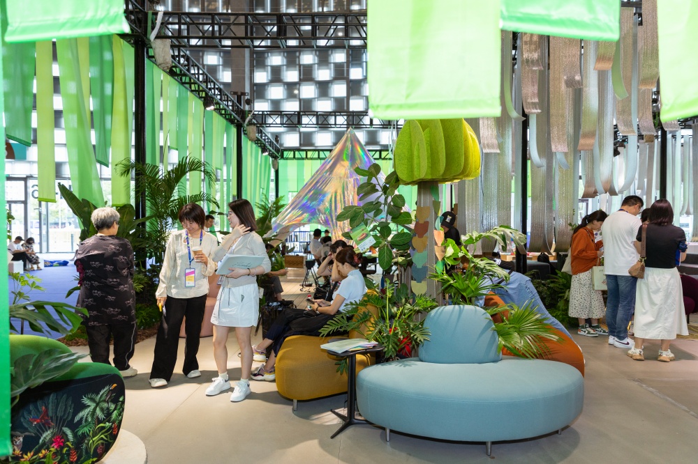 展会现场热闹非凡，吸引了众多专业观众前来参观。