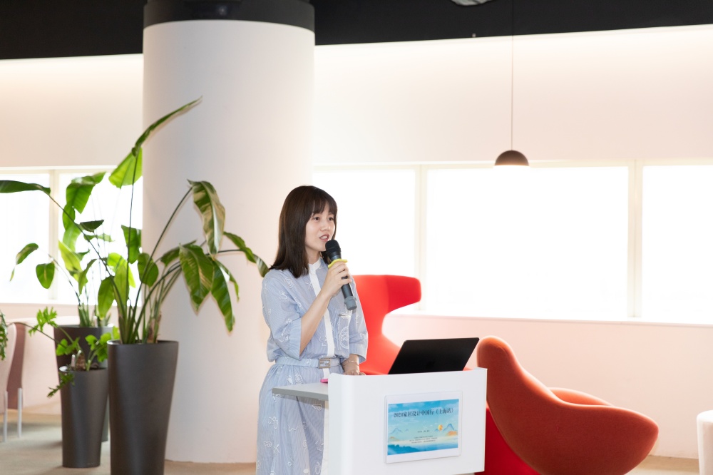 中国家具协会设计工作委员会秘书长刘莱丝主持活动